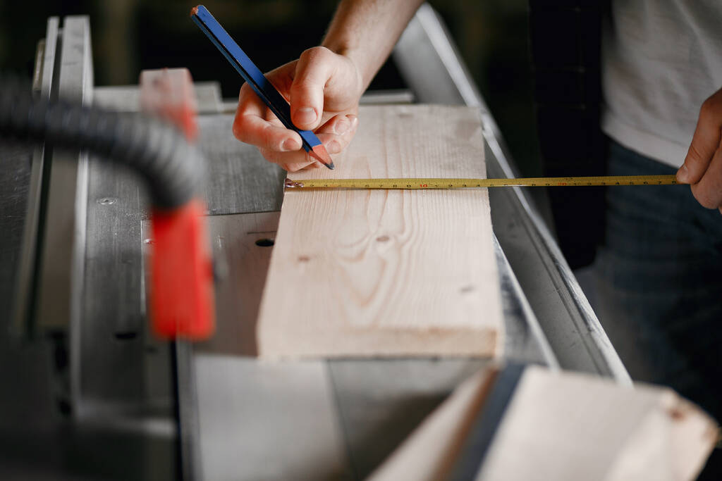 Hombre en el taller con una madera - Foto, imagen