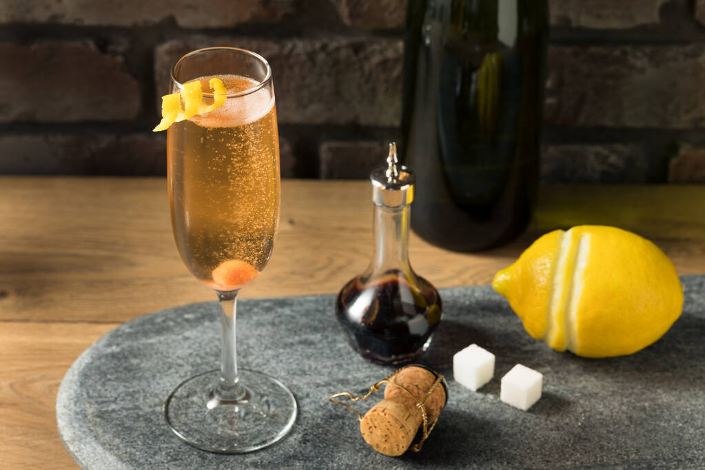 Drank Verfrissende Champagne Cocktail met suiker en bitters - Foto, afbeelding