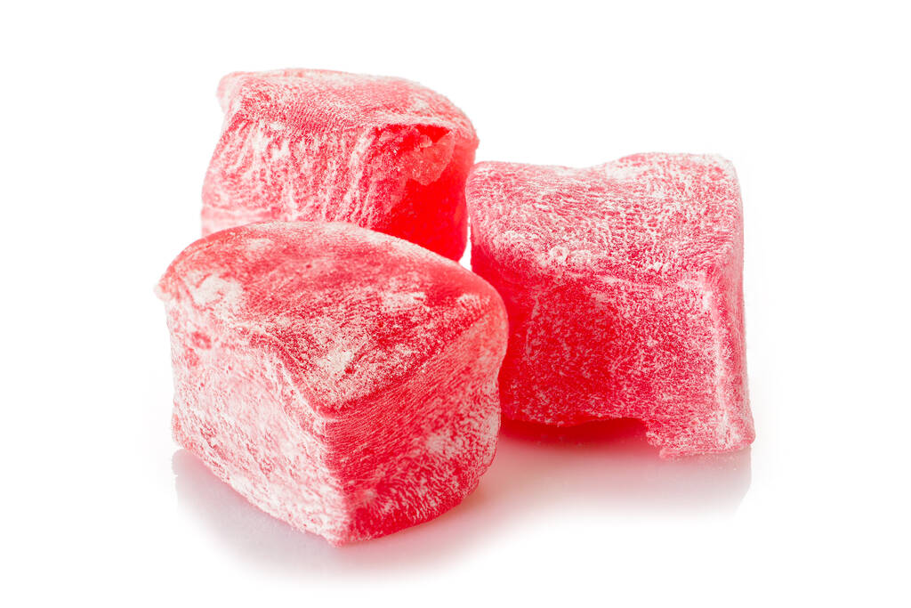 Délice turc. Rose rahat locum, trois morceaux de délices orientaux sucrés en sucre propulsé, vue rapprochée. - Photo, image