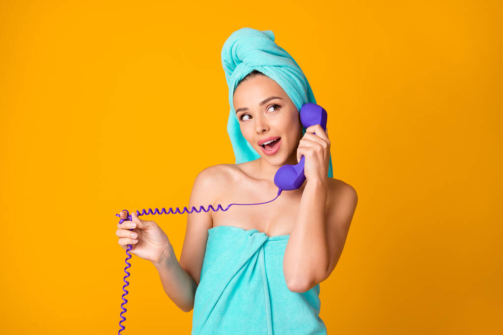 Foto der attraktiven Person im Chat erzählen alten Telefon leer aussehen Raum Krickente Handtuch isoliert auf gelbem Hintergrund - Foto, Bild