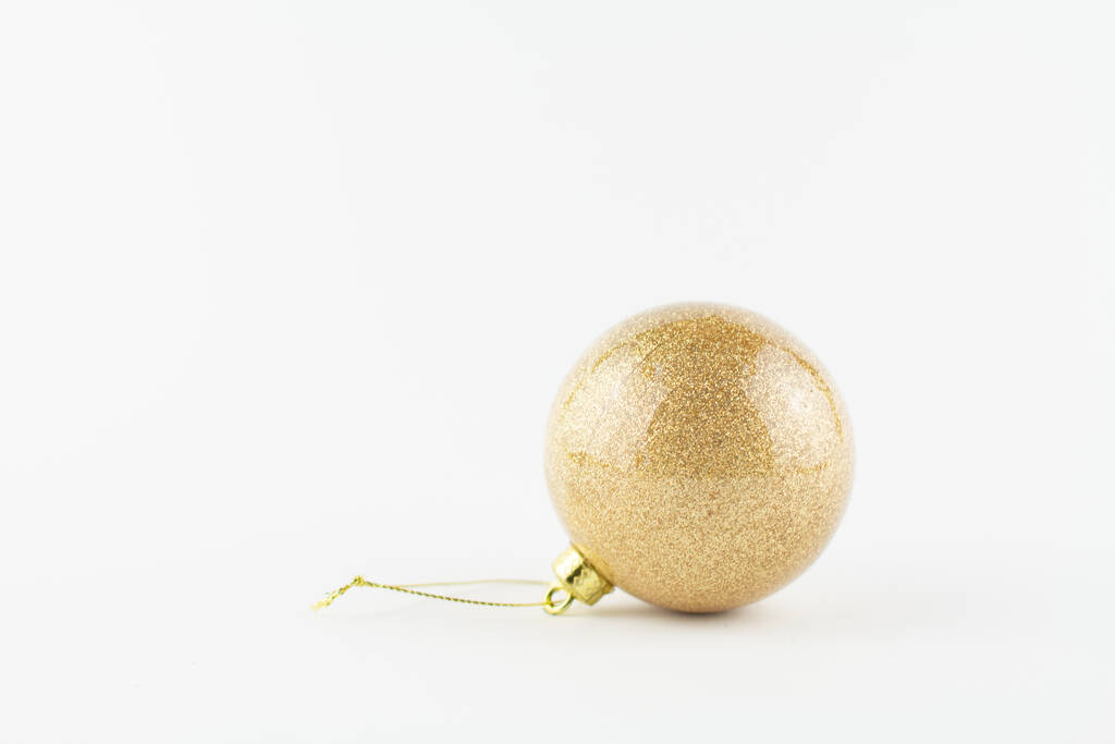 złota piłka na choinkę na białym - Zdjęcie, obraz