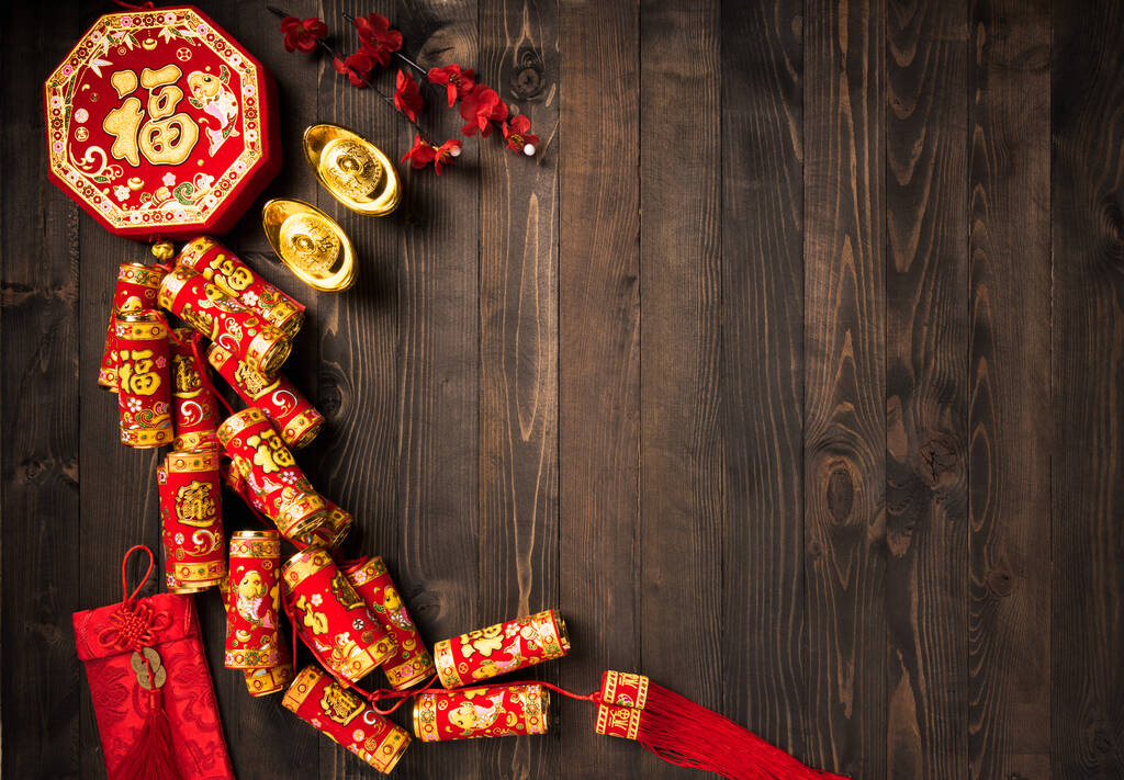 Chinesisches Neujahrsfest 2021, Draufsicht flache Lage Mondneujahr oder Frohes Chinesisches Neujahr Dekorationen Feier mit Kopierraum auf dem Holzhintergrund (chinesisches Schriftzeichen "fu" bedeutet Glück) - Foto, Bild