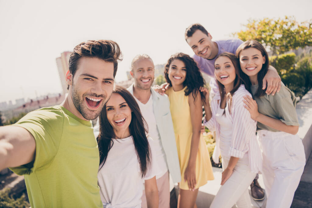 Foto der Menschenmenge beim Selfie-Foto schöner sonniger Tag Gute-Laune-Wochenende im Freien - Foto, Bild
