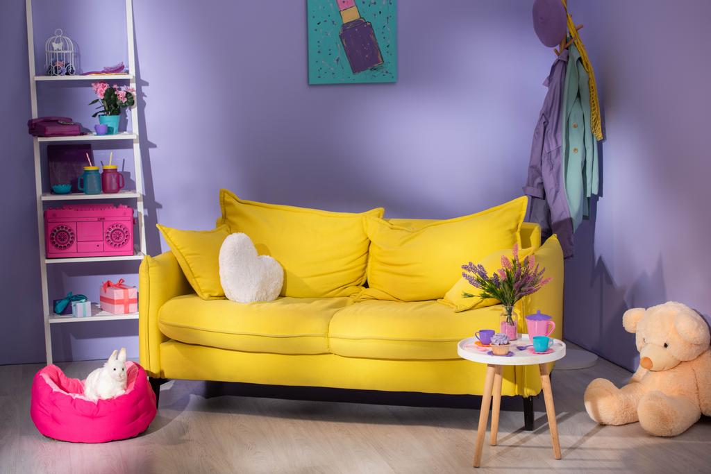 colorido salón de muñecas con sofá amarillo - Foto, Imagen