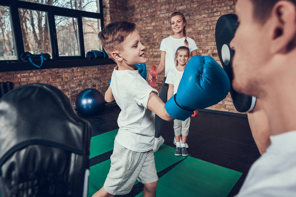 Kerl trainiert bis box mit papa im die fitnessstudio.  - Foto, Bild