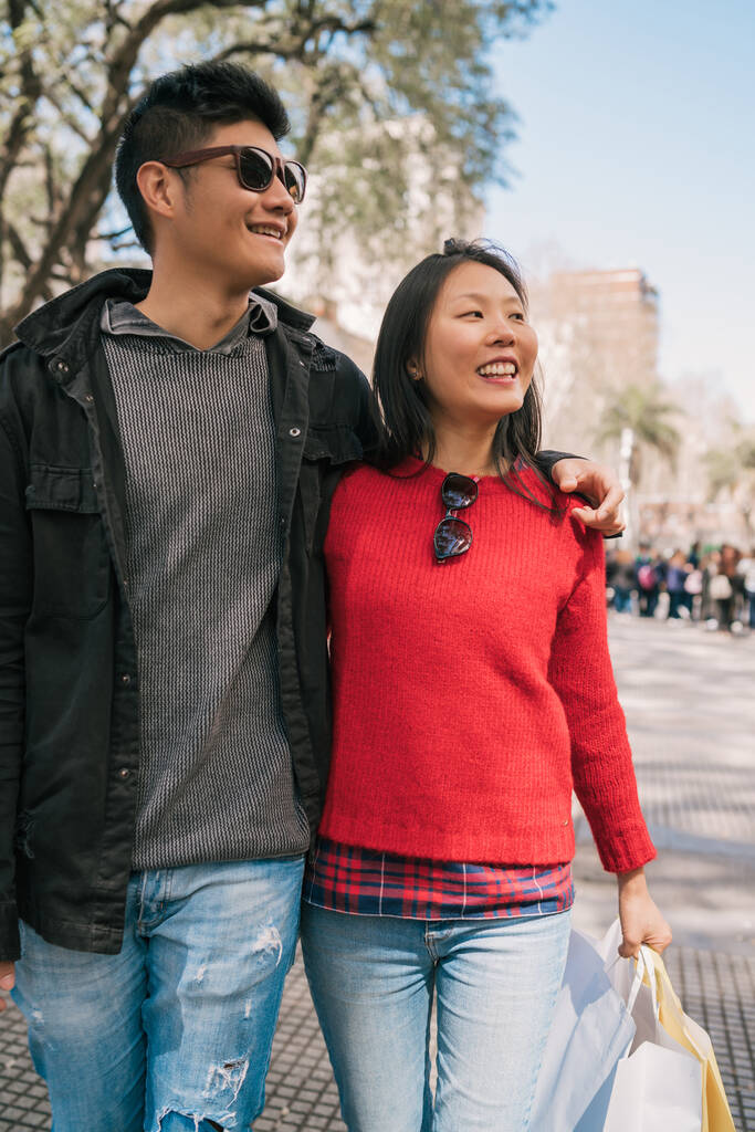 pareja asiática caminando en la ciudad. - Foto, imagen