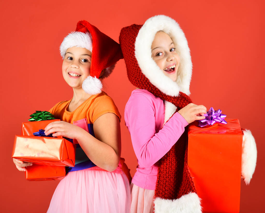 Παιδιά σε καπέλα Άγιος Βασίλης με κουτιά δώρο ανοιχτό δώρα. - Φωτογραφία, εικόνα