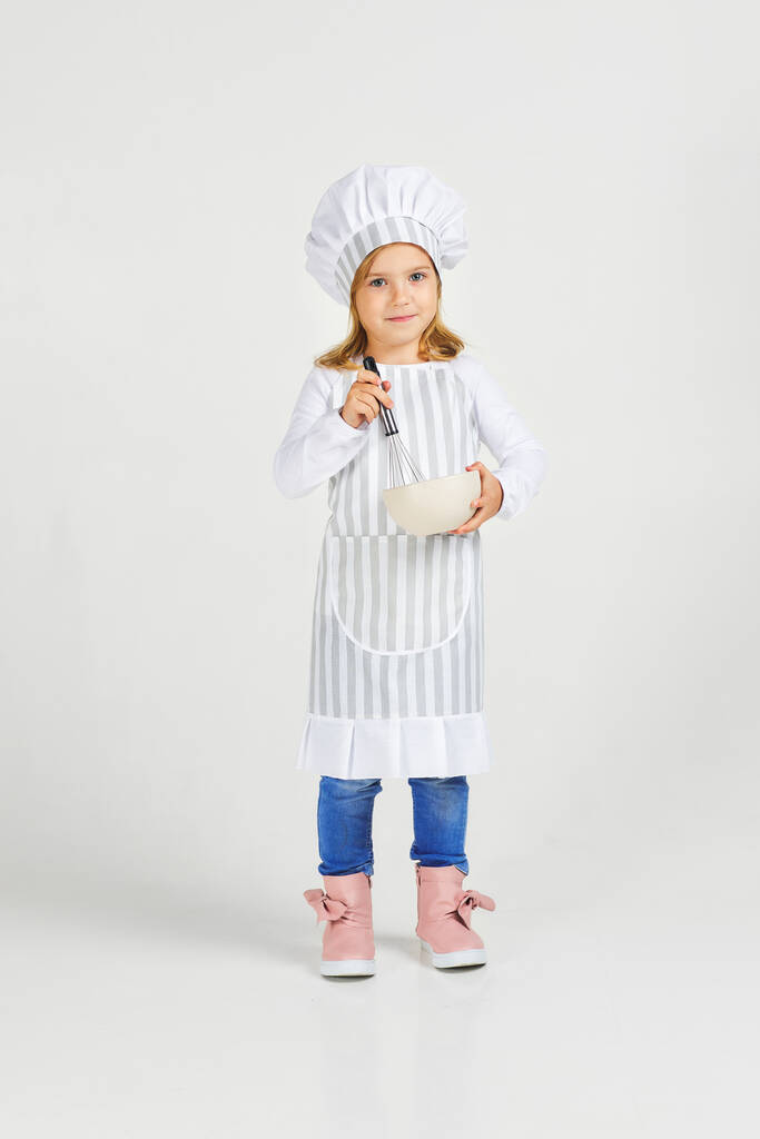 carino piccola ragazza chef preparare pasto sano. - Foto, immagini