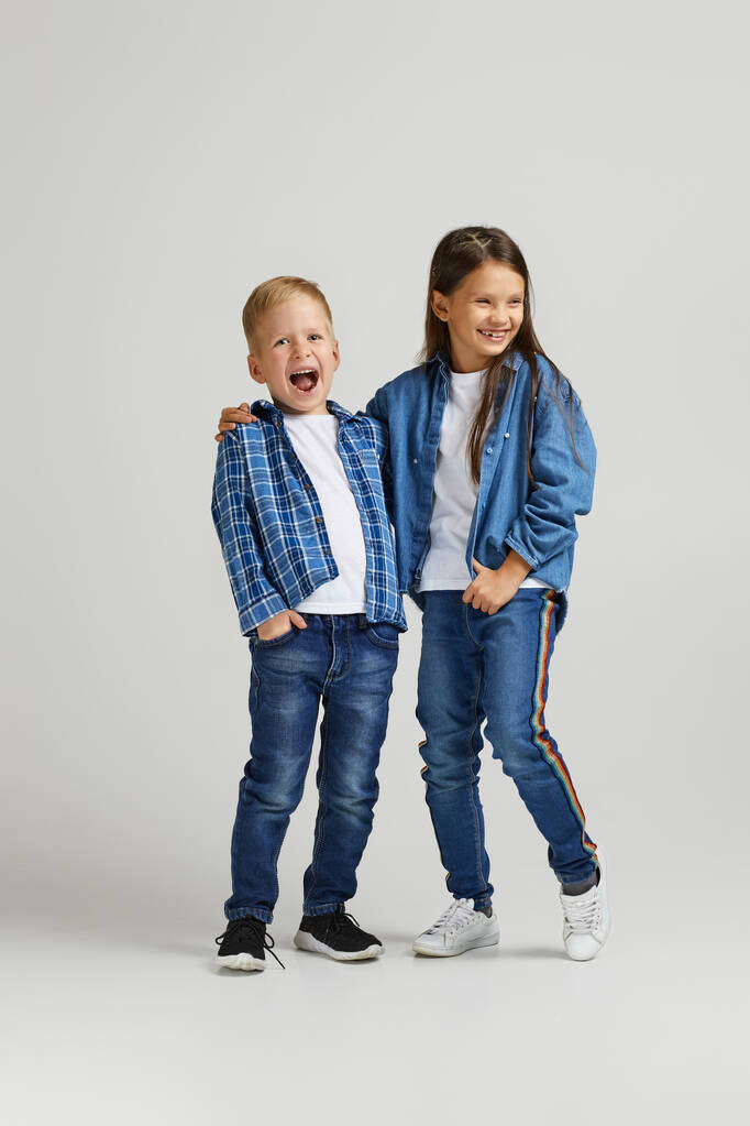 милі маленькі діти в стильному джинсовому одязі
 - Фото, зображення