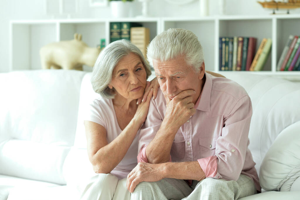 Retrato de una triste pareja de ancianos posando en casa  - Foto, imagen