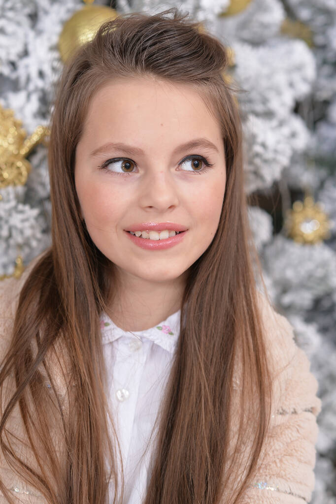 hermosa chica cerca de árbol de Navidad  - Foto, imagen