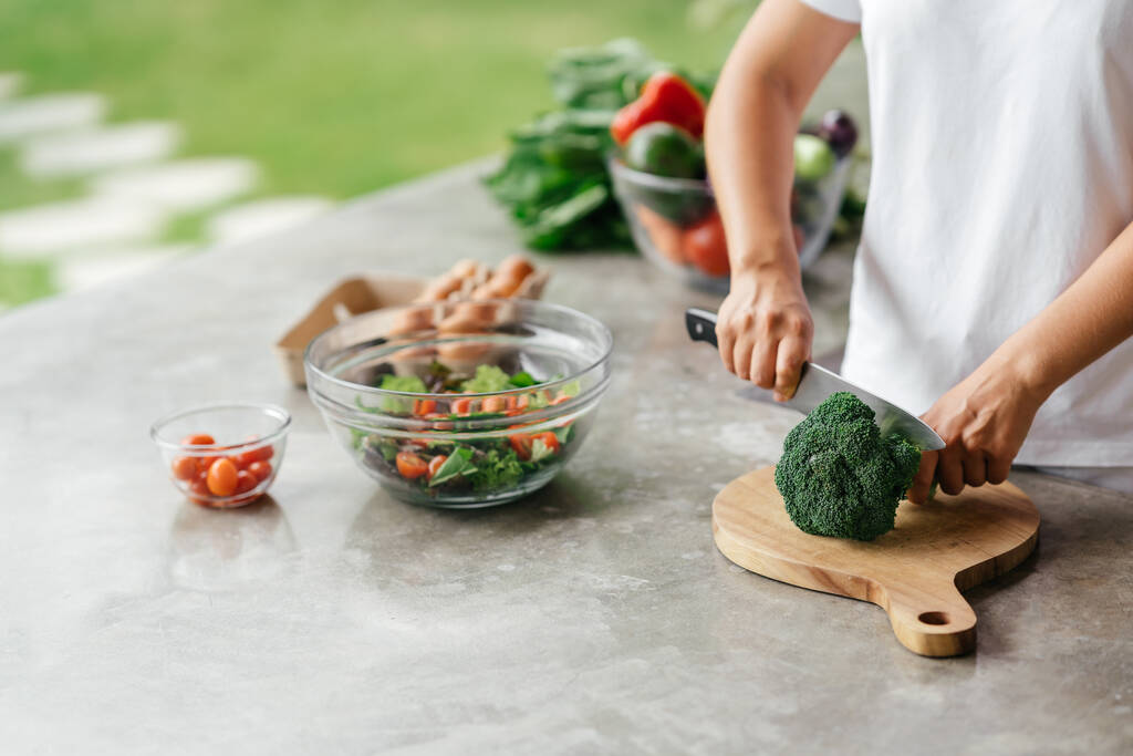 Ihmisen kädet ruoanlaitto vihanneksia salaatti keittiössä - Valokuva, kuva