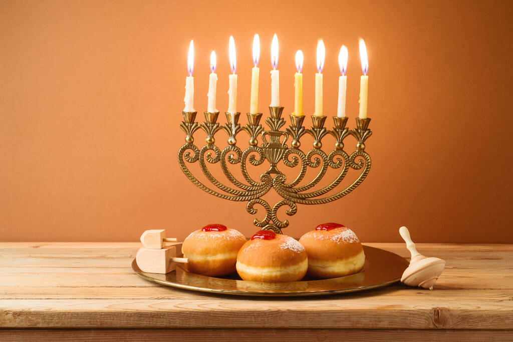 Festa ebraica concetto Hanukkah con menorah vintage, candele e ciambelle tradizionali sul tavolo di legno - Foto, immagini