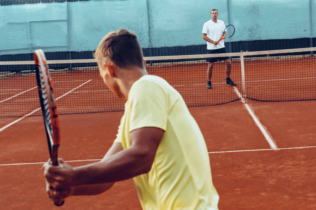 Dois homens jogando tênis no campo de tênis de barro - Foto, Imagem