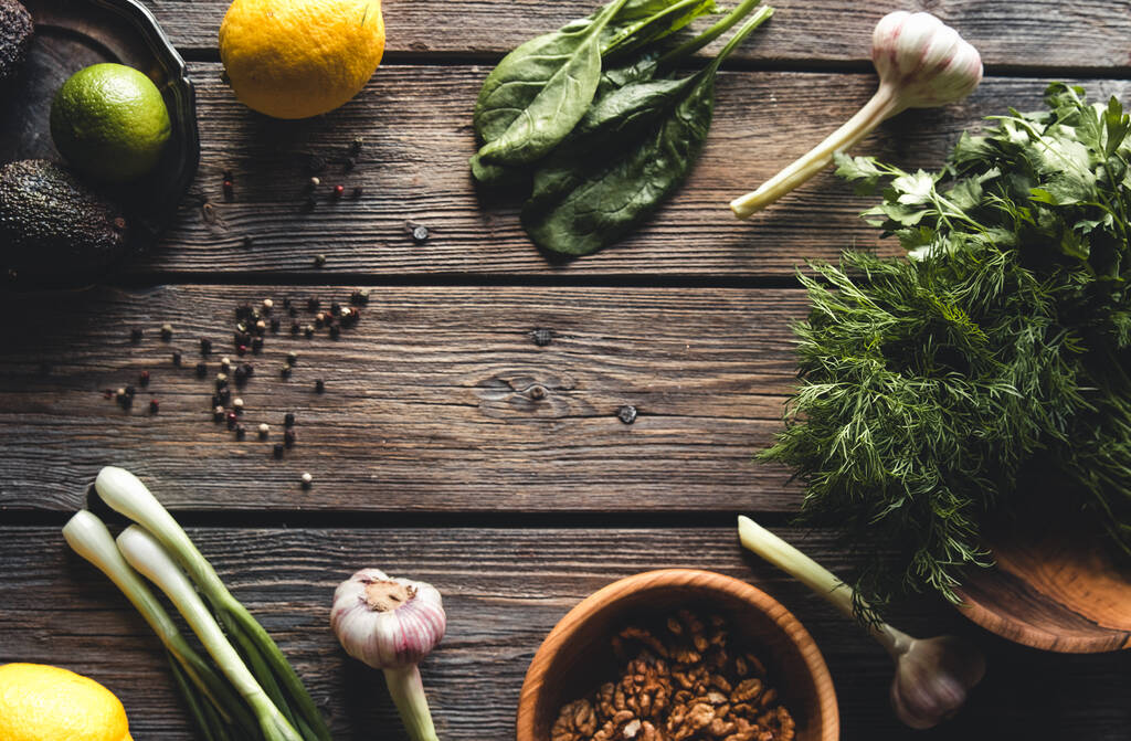 Kulinarische grüne Kräuter, Spinat, Dill, Petersilie, Avocado in einer Holzkiste isoliert - Foto, Bild