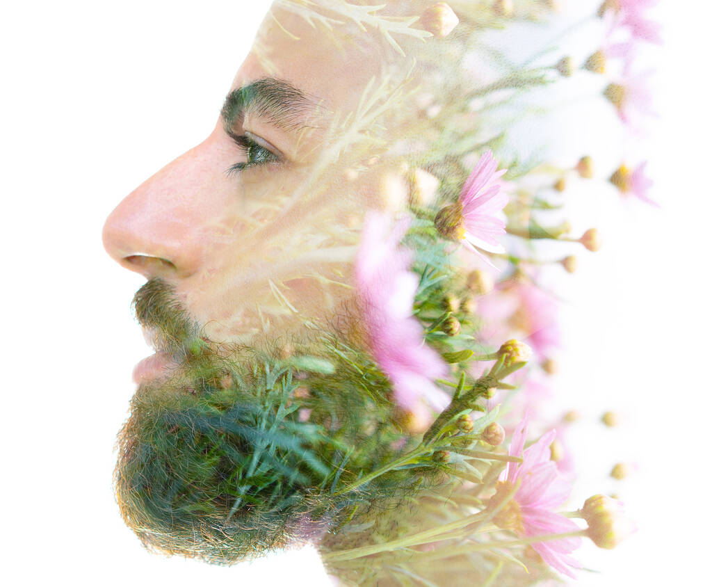 Um perfil de homem barbudo negrito retrato de exposição dupla close-up combinado com uma foto florescendo campo de flores - Foto, Imagem