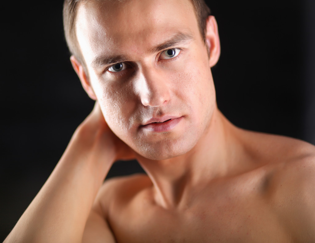 Retrato de un hombre musculoso desnudo
 - Foto, Imagen