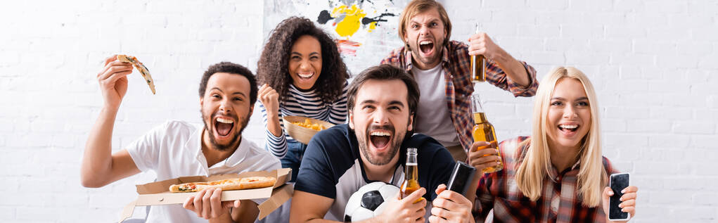 схвильовані багатокультурні друзі кричать під час перегляду футбольного чемпіонату з піцою та пивом, банер
 - Фото, зображення