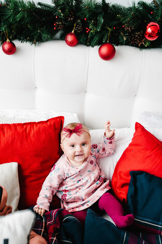 Bebek kız yatak odasında, Noel ağacının yanında. Mutlu yıllar ve mutlu Noeller. Noel dekore edilmiş iç mekan. Aile tatili kavramı. - Fotoğraf, Görsel