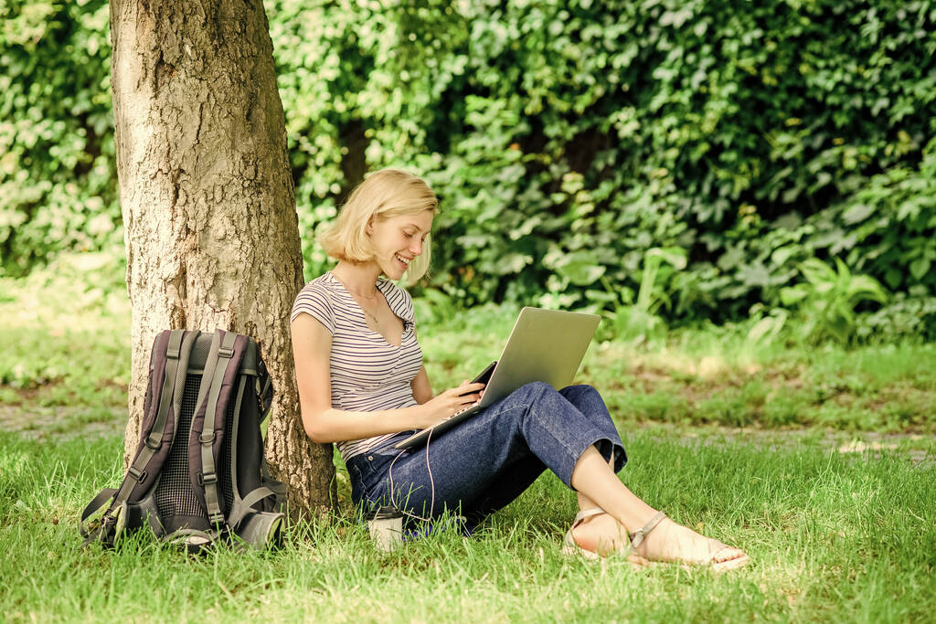 Nature bien-être essentiel et la capacité d'être productif. Fille travailler avec ordinateur portable dans le parc. Raisons pour lesquelles vous devriez sortir votre travail. Une étudiante s'assoit sur l'herbe pendant ses études. Travail dans le parc d'été - Photo, image