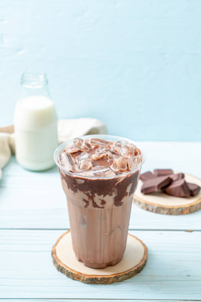 Παγωμένη σοκολάτα milkshake ποτό σε φόντο ξύλου - Φωτογραφία, εικόνα