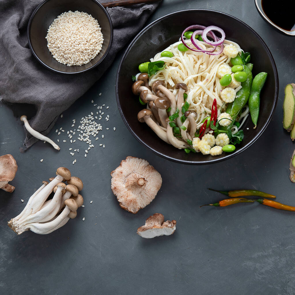 Udon nouilles aux champignons et légumes. Style asiatique nourriture saine. Vue du dessus, espace de copie - Photo, image