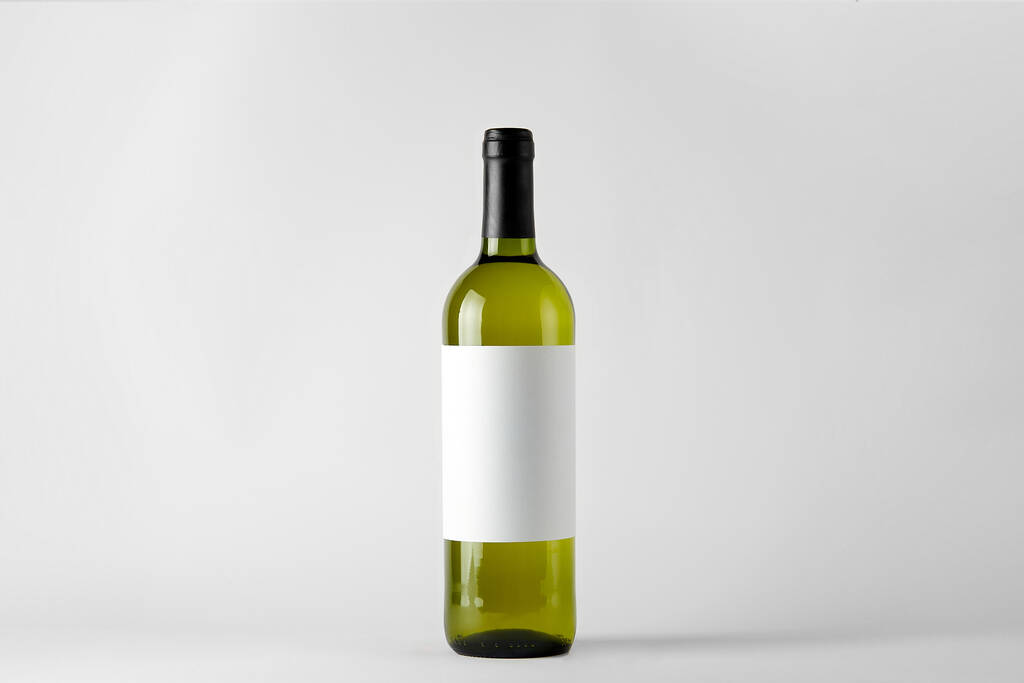 Grünweinflasche mit Weißwein isoliert auf Weiß - Foto, Bild