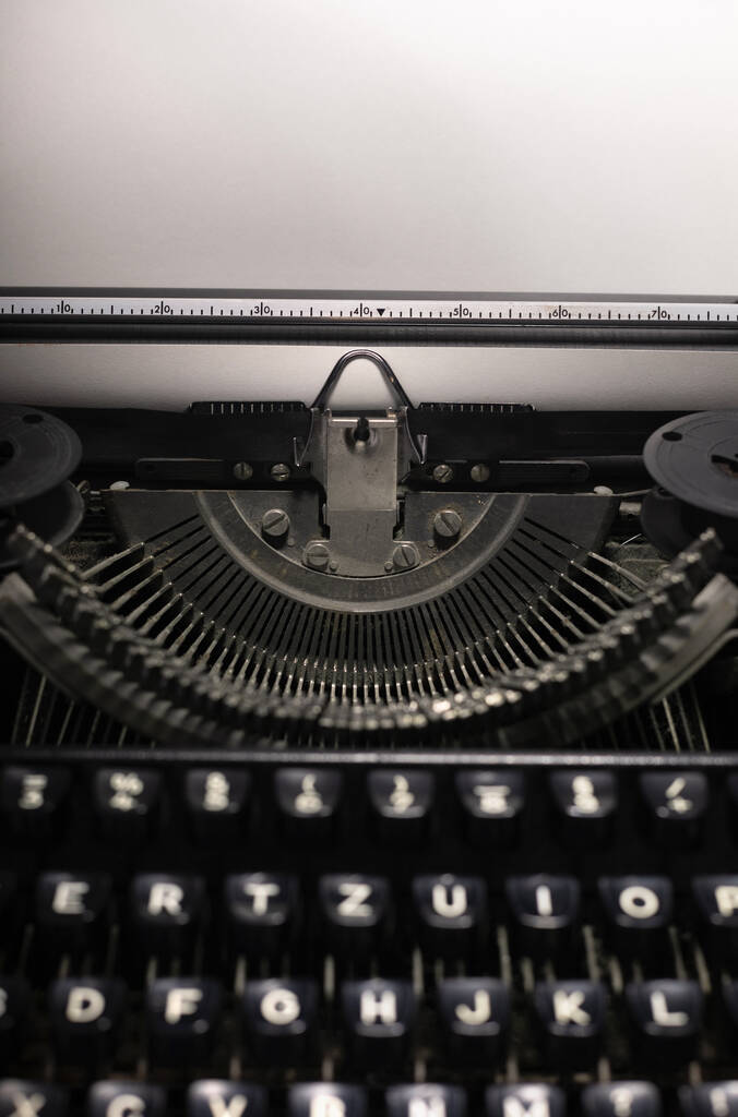 vieille machine à écrire vintage comme concept d'écrivain rétro - Photo, image