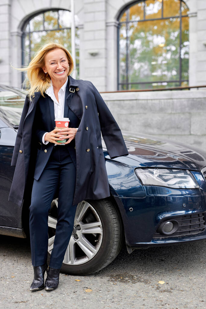 business lady lähellä autoa nauraa, tapaamisen jälkeen - Valokuva, kuva