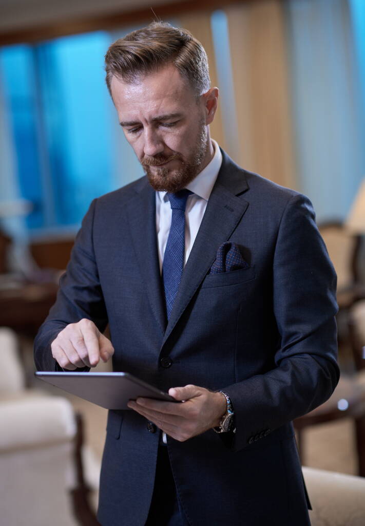 hombre de negocios utilizando tableta ordenador - Foto, imagen