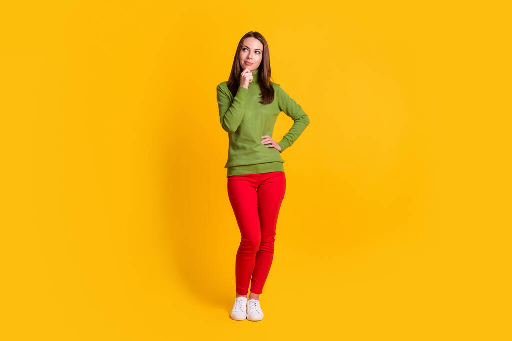 Ganzkörpergröße Ansicht der attraktiven schlanken kreativ gesinnten Mädchen überdenken isoliert auf hellen gelben Farbhintergrund - Foto, Bild