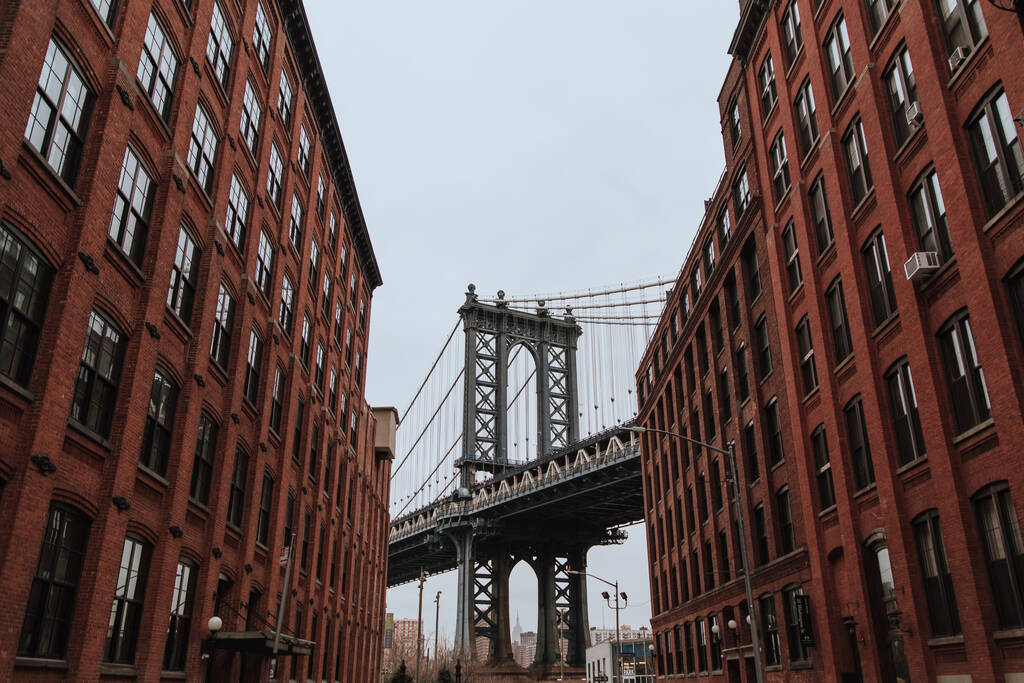 Manhattan köprüsü Washington caddesi Brooklyn Dumbo 'dan görüldü. - Fotoğraf, Görsel