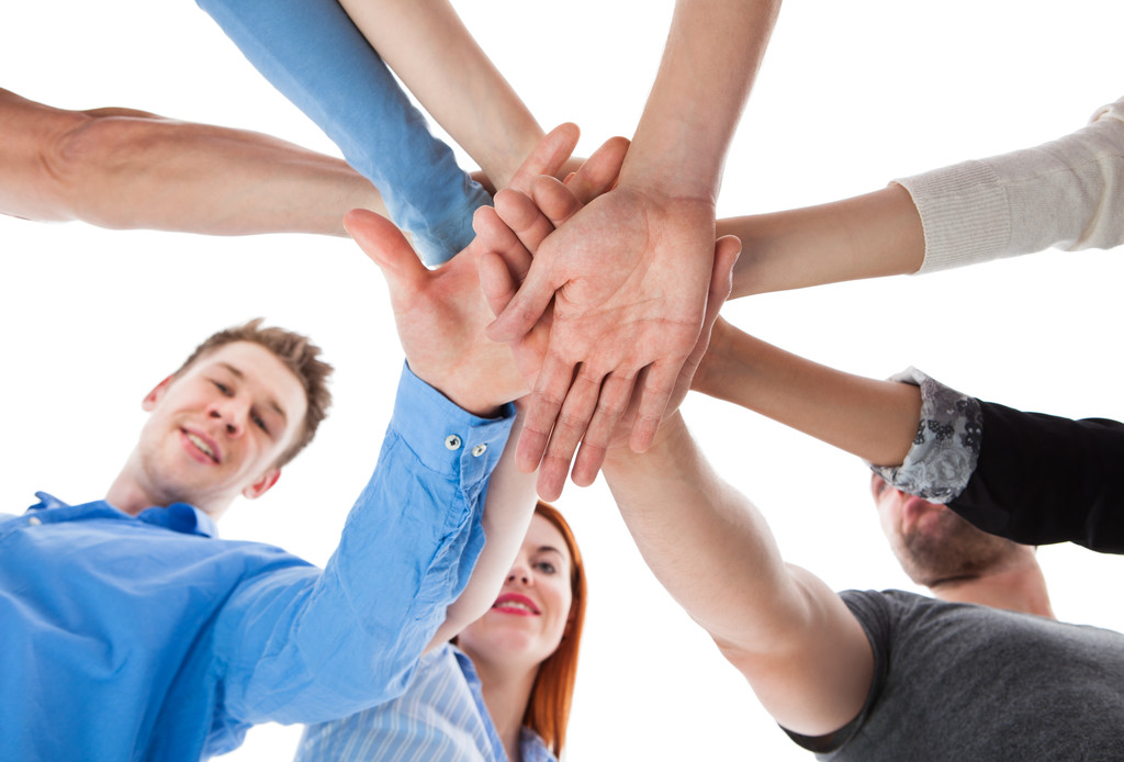 Группа людей складывает руки вместе - Фото, изображение
