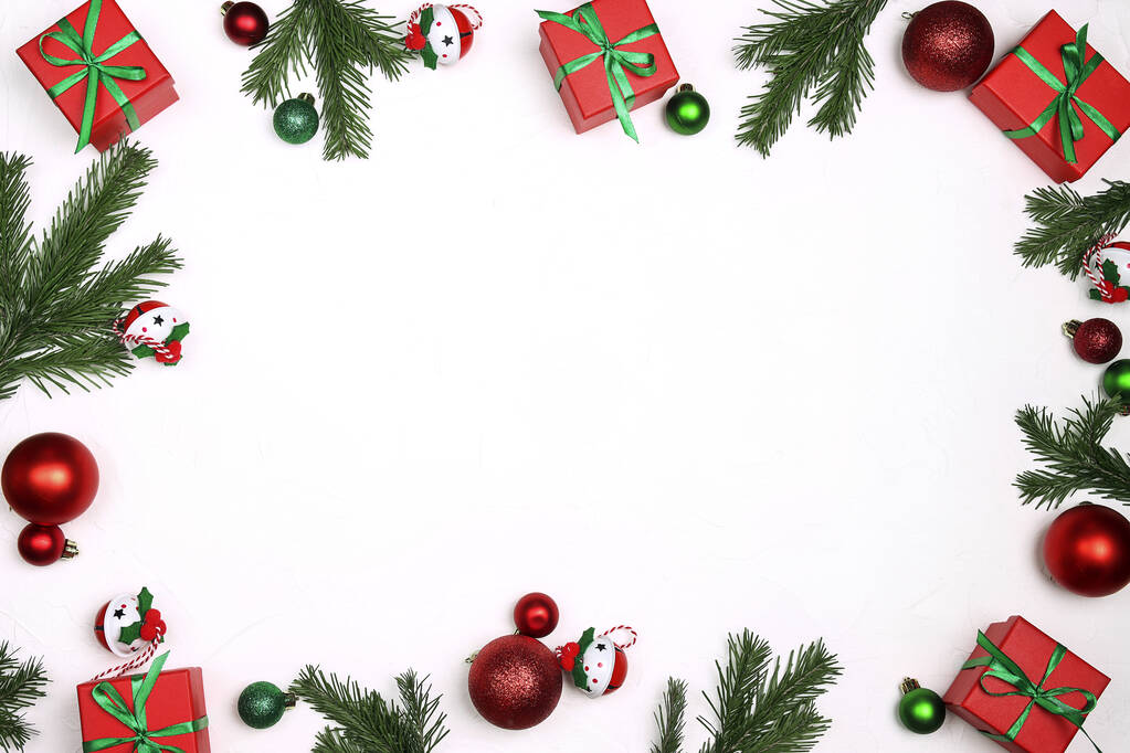 Noel çerçevesi süslemelerden ve beyaz arka plandaki köknar dallarından yapılmış. Boşluğu kopyala, üst görünüm, düz katman. - Fotoğraf, Görsel