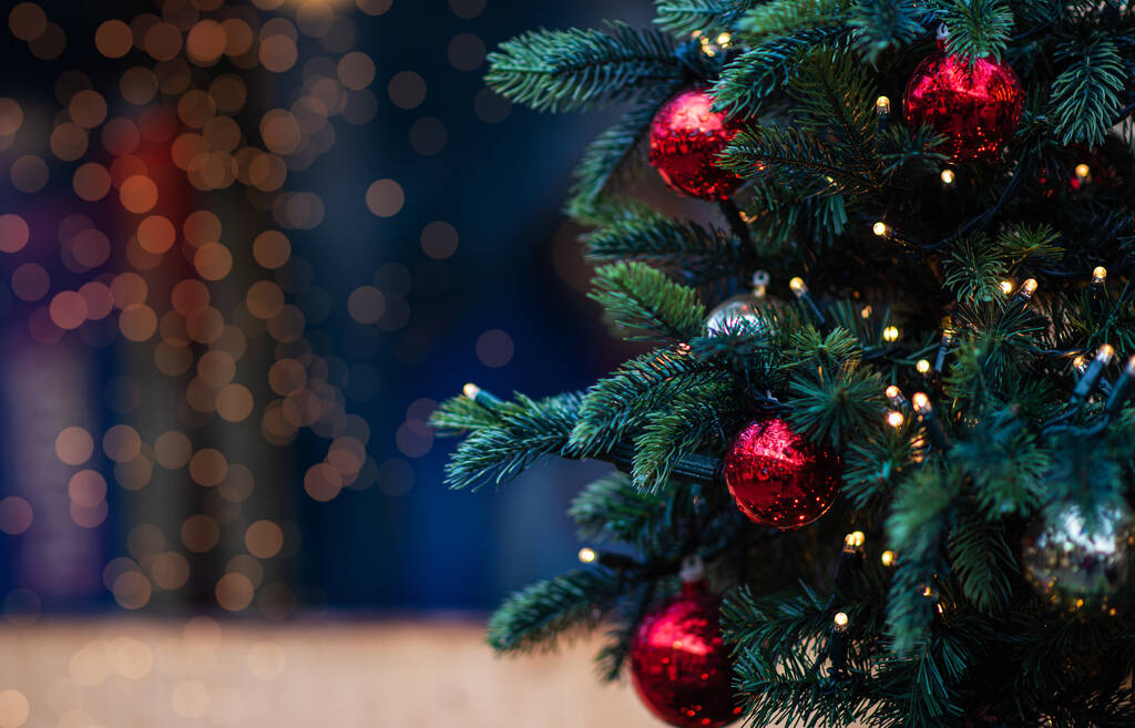 Fondo de Navidad de invierno con ramas de abeto y bolas de Navidad. Árbol de Navidad decorado sobre fondo borroso. - Foto, imagen