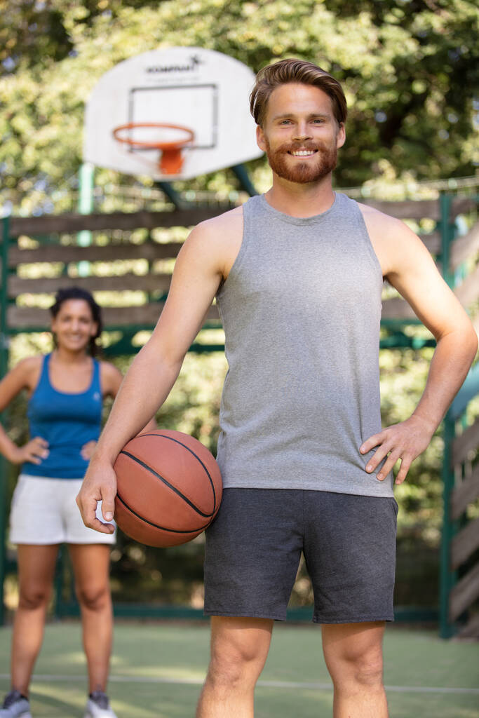jugador de baloncesto atleta posando en la cancha - Foto, Imagen