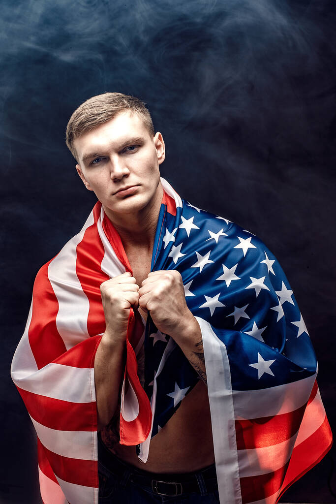 Amerikan bayrağıyla kaplanmış yakışıklı genç adam gövdesi - Fotoğraf, Görsel