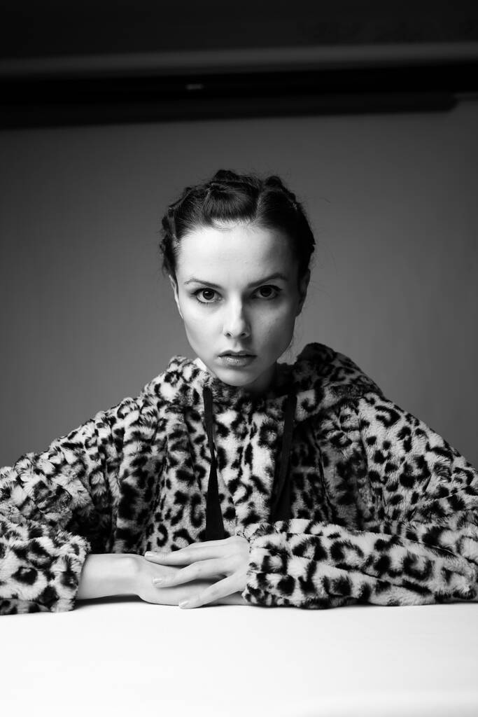 Frau im Leopardenmuster, Schwarz-Weiß-Porträt - Foto, Bild