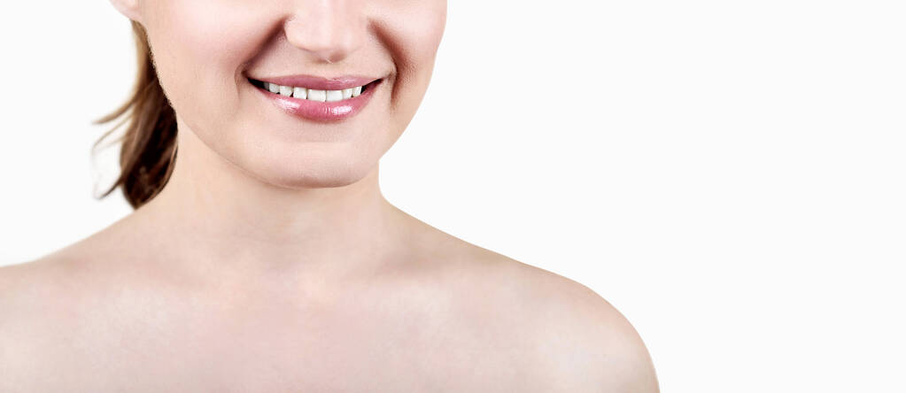 Retrato de mulher sorridente feliz com maquiagem nua isolada no fundo branco, espaço de cópia. Menina com pele saudável limpa e dentes brancos, modelo de beleza. - Foto, Imagem