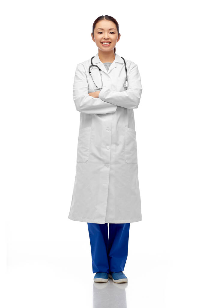 щаслива усміхнена азіатська жінка-лікар у білому пальто
 - Фото, зображення