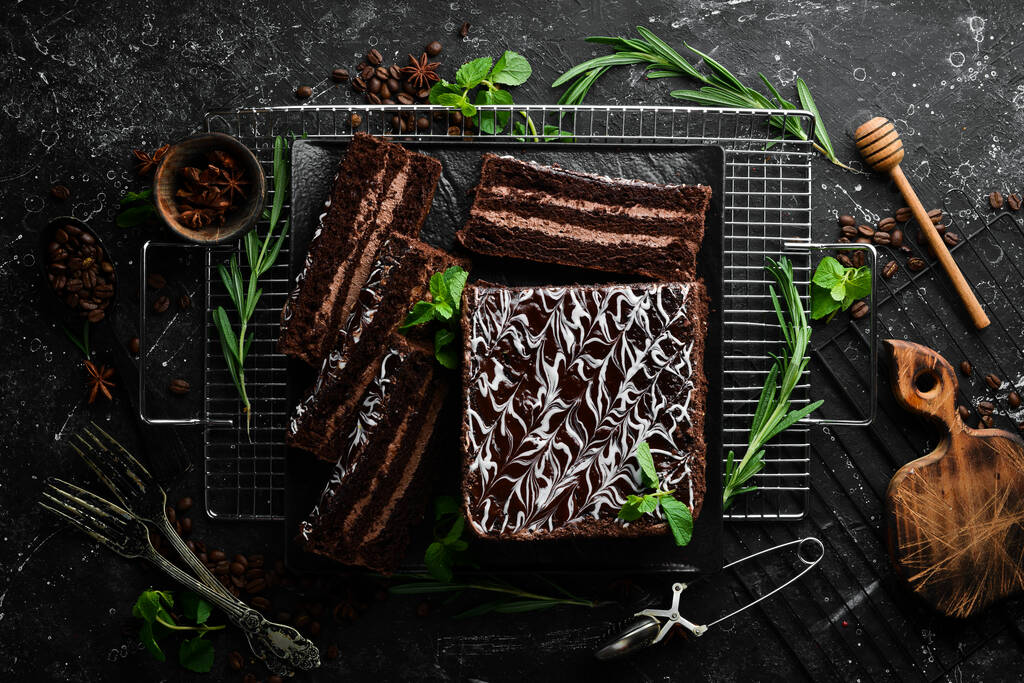 ブラウニー・チョコレートケーキ。甘いペストリーとデザート。トップ表示. - 写真・画像