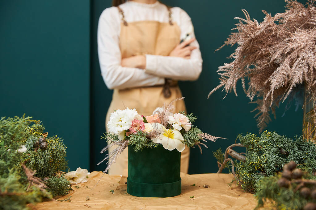 女性花屋レディ花束で美しい緑のコーデュロイコーデュロイボックス、テキストのための空の場所 - 写真・画像