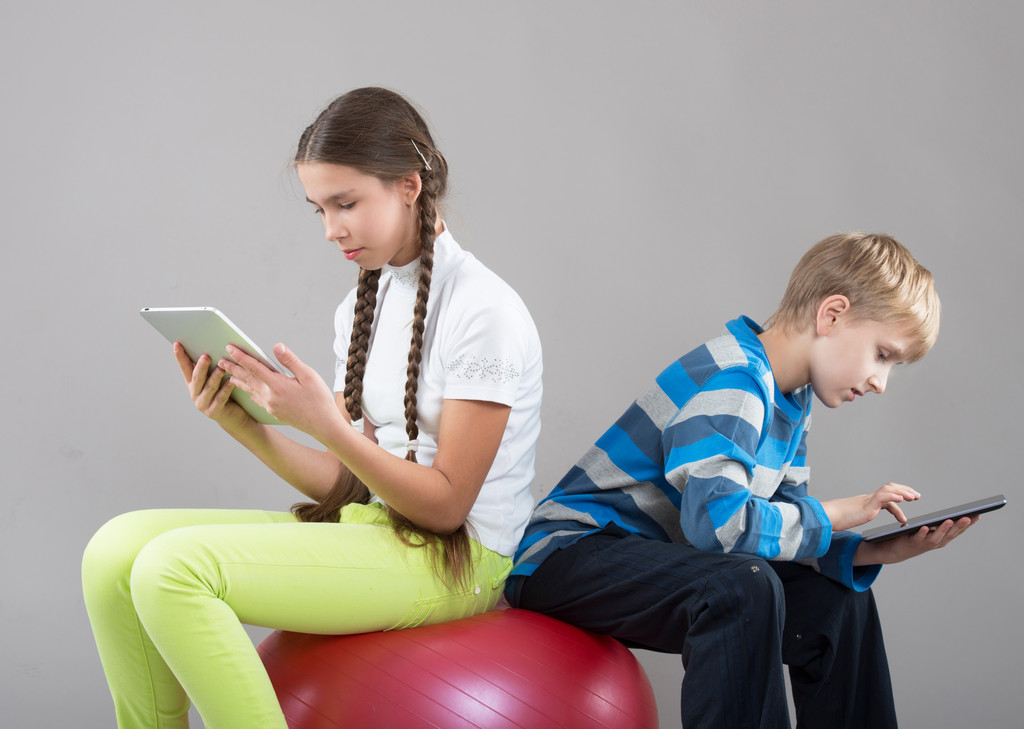 Crianças olhando para Pad Tablet PC telas
 - Foto, Imagem