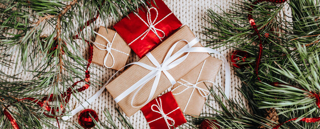 Nový rok dárky na pleteném pozadí s vánoční strom a hračky - Fotografie, Obrázek