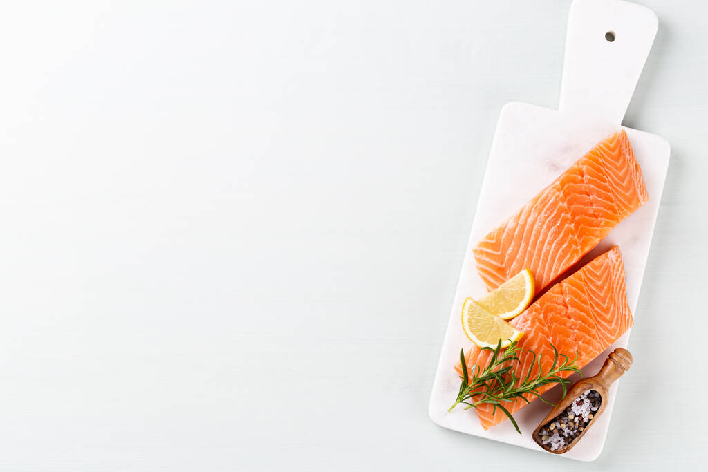 Filete de salmón fresco con espinacas y lentejas. - Foto, imagen