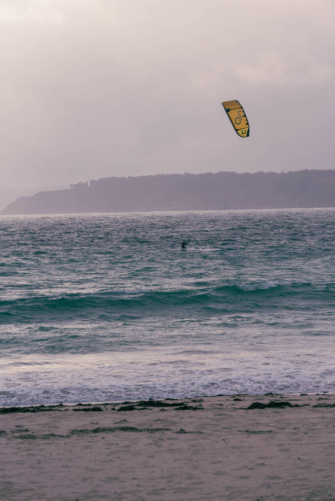 CANGAS, SPAIN - Nov 22, 2020: november, 14, 2020. deportistas practicando kitesurf en una playa de la costa de pontevedra - Фото, изображение