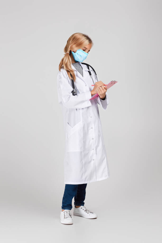 Słodkie dziecko w płaszczu lekarza ze stetoskopem - Zdjęcie, obraz
