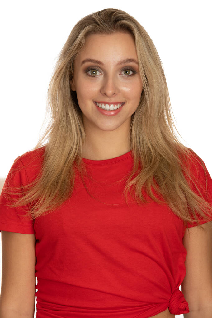 Retrato de una linda adolescente en camiseta roja sobre blanco - Foto, Imagen