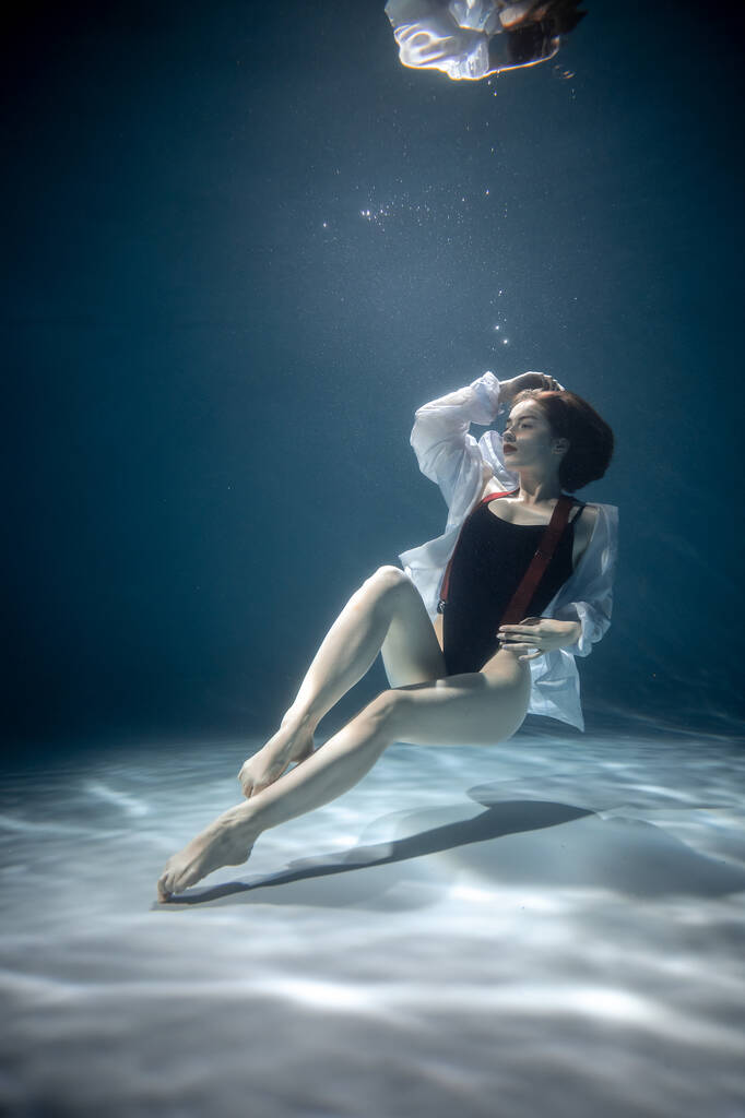 Πορτρέτο μιας ελκυστικής νεαρής γυναίκας κάτω από το νερό. Ομορφιά και μόδα - Φωτογραφία, εικόνα