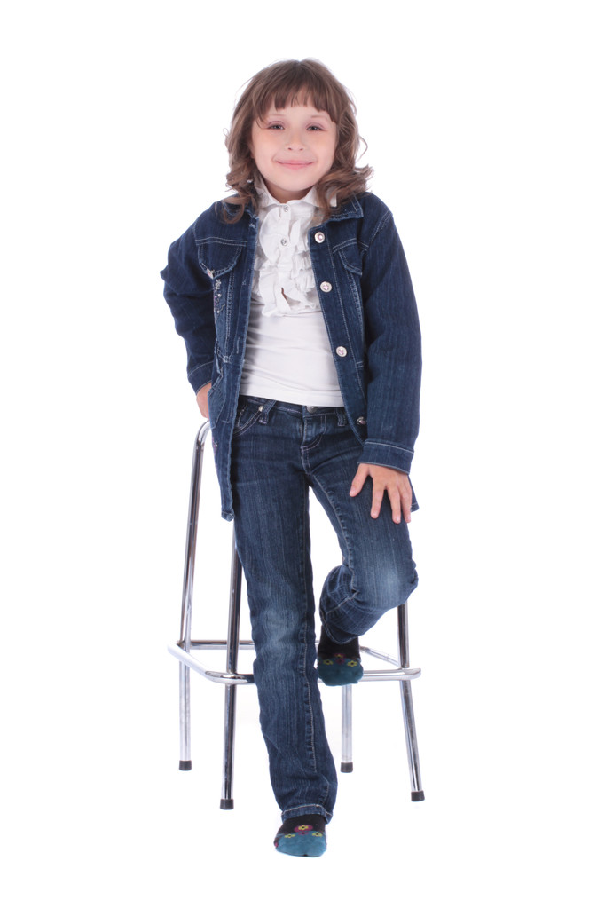 Kleines Mädchen auf dem Stuhl im Studio - Foto, Bild
